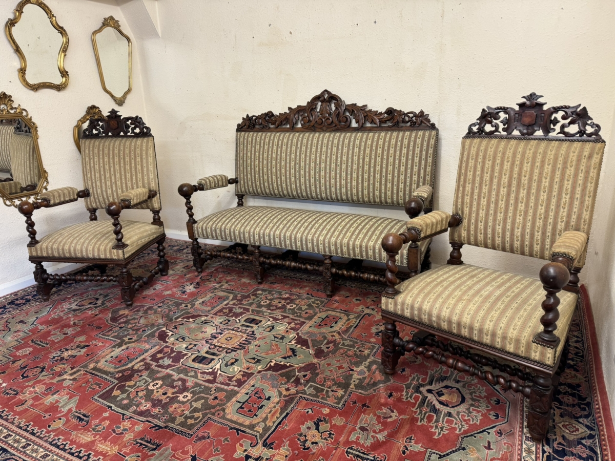 QUALITY ANTIQUE FRENCH CARVED OAK SETTEE AND TWO MATCHING ARMCHAIRS CIRCA 1900 - Image 3