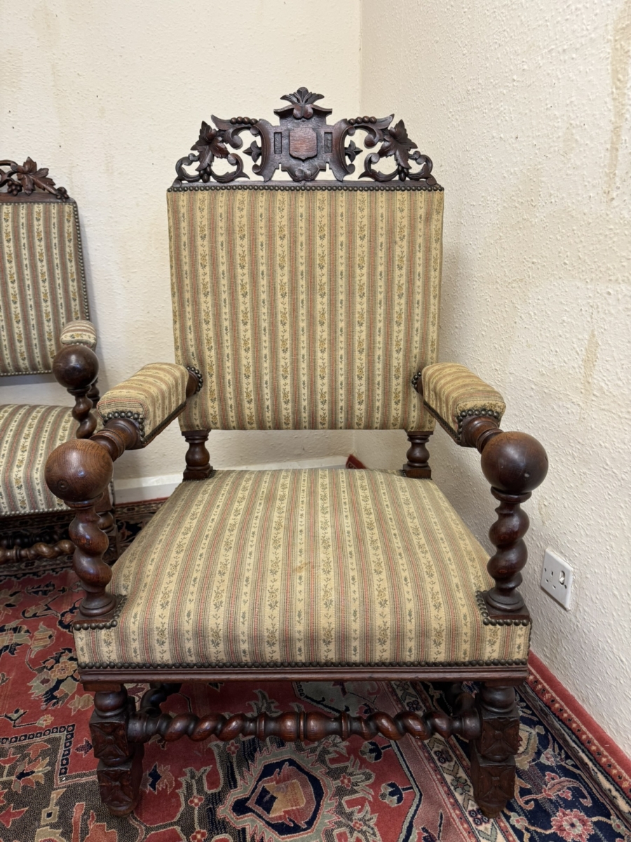 QUALITY ANTIQUE FRENCH CARVED OAK SETTEE AND TWO MATCHING ARMCHAIRS CIRCA 1900 - Image 4