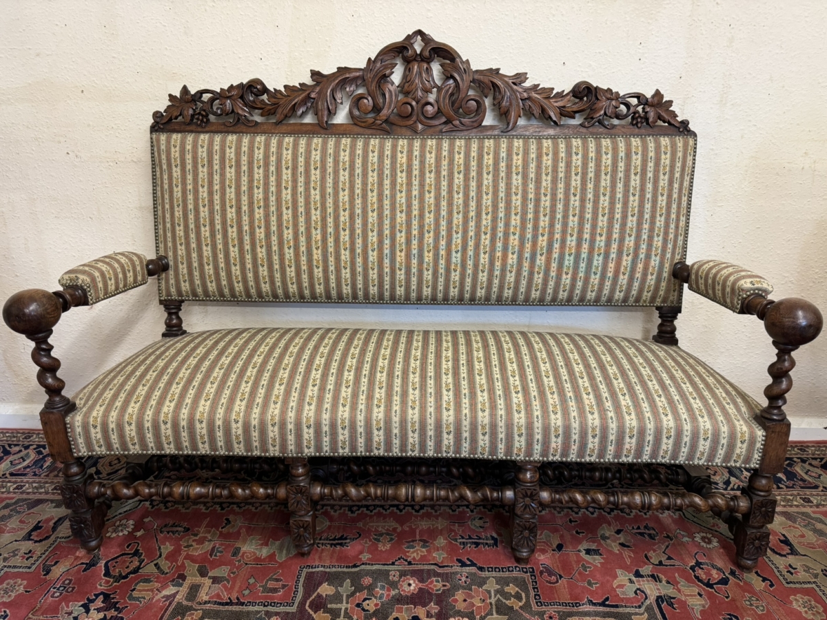 QUALITY ANTIQUE FRENCH CARVED OAK SETTEE AND TWO MATCHING ARMCHAIRS CIRCA 1900 - Image 5