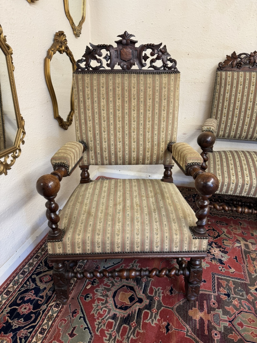 QUALITY ANTIQUE FRENCH CARVED OAK SETTEE AND TWO MATCHING ARMCHAIRS CIRCA 1900 - Image 6