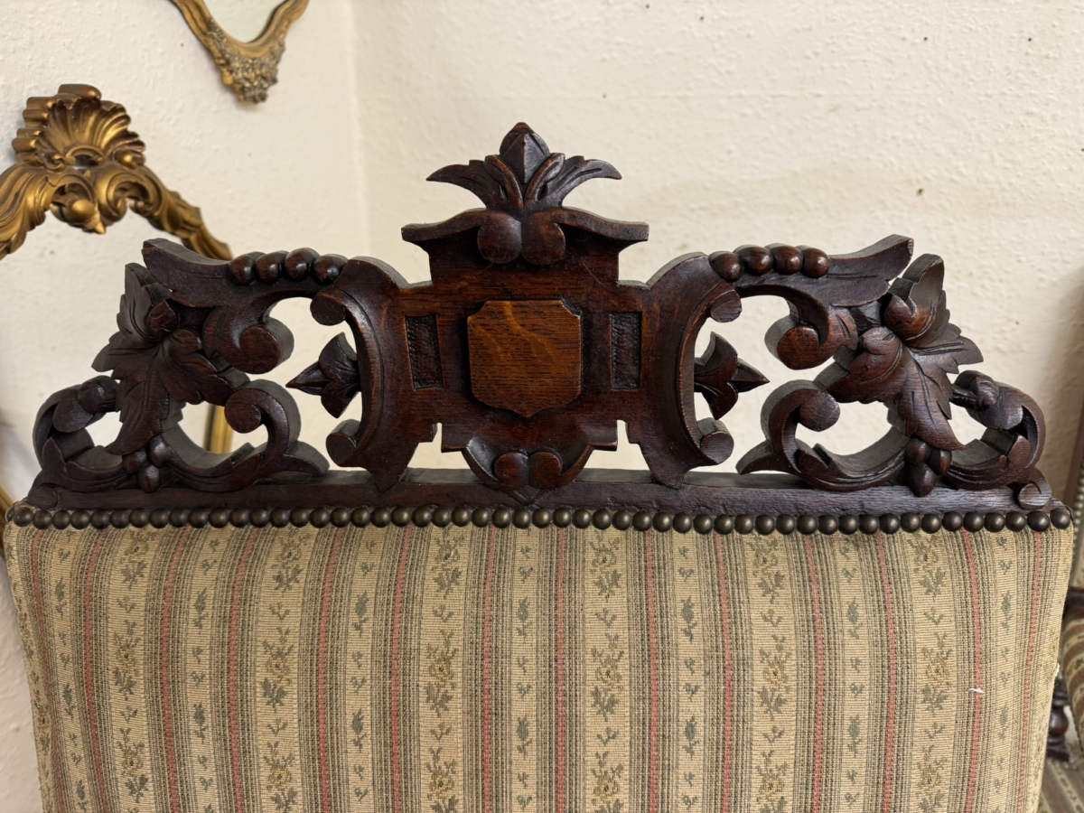 QUALITY ANTIQUE FRENCH CARVED OAK SETTEE AND TWO MATCHING ARMCHAIRS CIRCA 1900 - Image 7