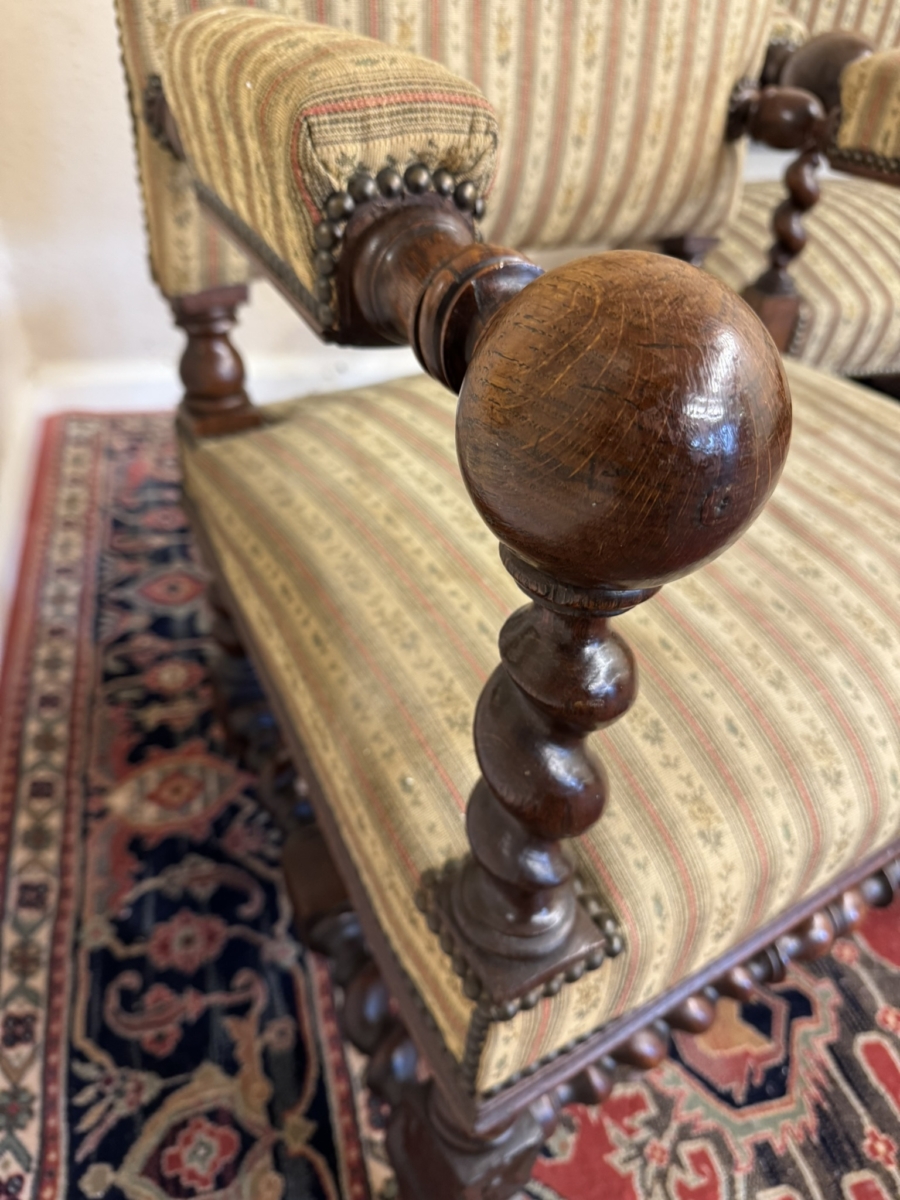 QUALITY ANTIQUE FRENCH CARVED OAK SETTEE AND TWO MATCHING ARMCHAIRS CIRCA 1900 - Image 8