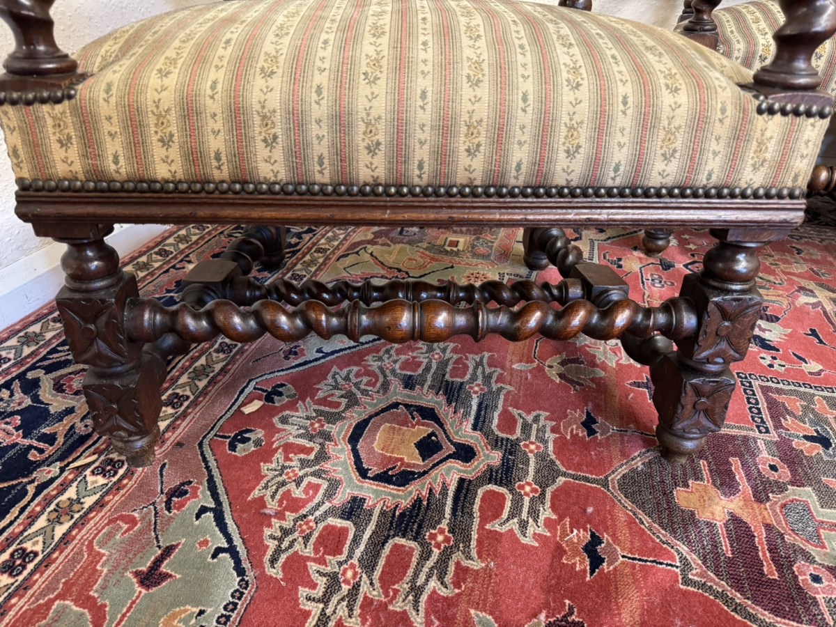 QUALITY ANTIQUE FRENCH CARVED OAK SETTEE AND TWO MATCHING ARMCHAIRS CIRCA 1900 - Image 9