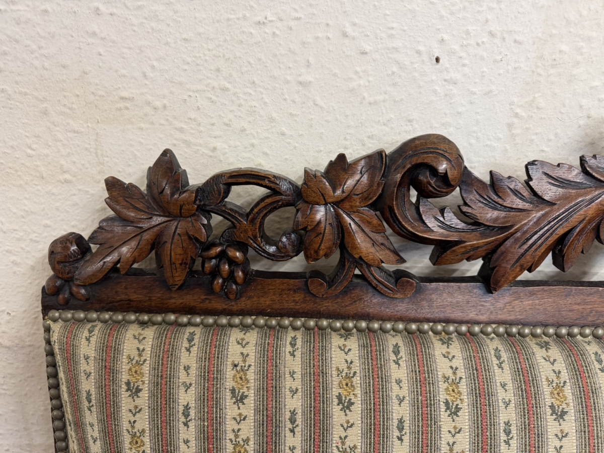 QUALITY ANTIQUE FRENCH CARVED OAK SETTEE AND TWO MATCHING ARMCHAIRS CIRCA 1900 - Image 10