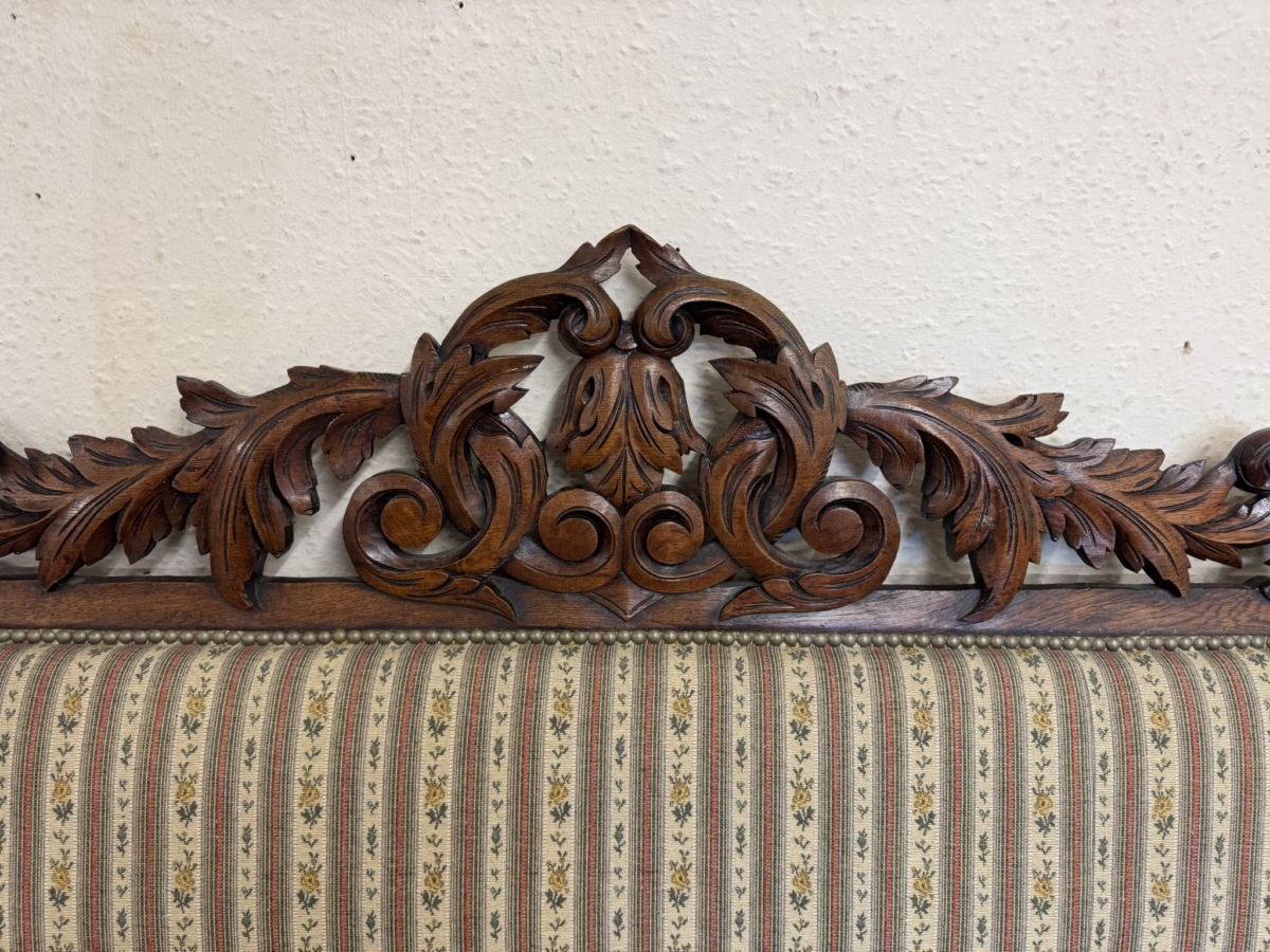 QUALITY ANTIQUE FRENCH CARVED OAK SETTEE AND TWO MATCHING ARMCHAIRS CIRCA 1900 - Image 11