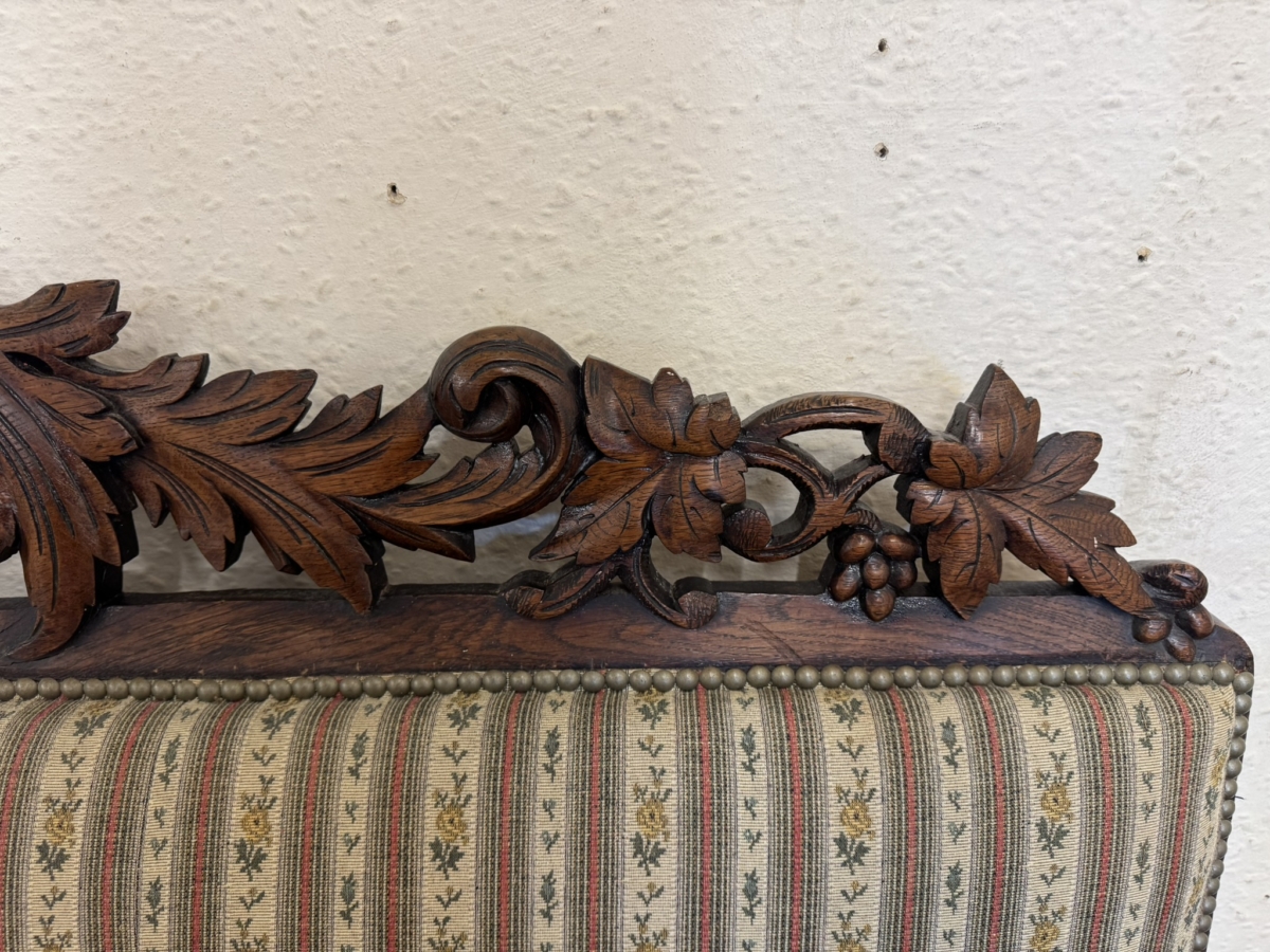 QUALITY ANTIQUE FRENCH CARVED OAK SETTEE AND TWO MATCHING ARMCHAIRS CIRCA 1900 - Image 12