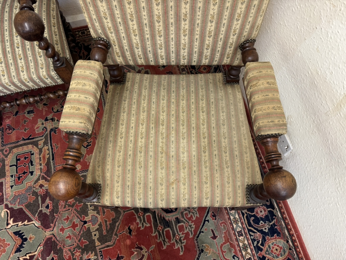 QUALITY ANTIQUE FRENCH CARVED OAK SETTEE AND TWO MATCHING ARMCHAIRS CIRCA 1900 - Image 13