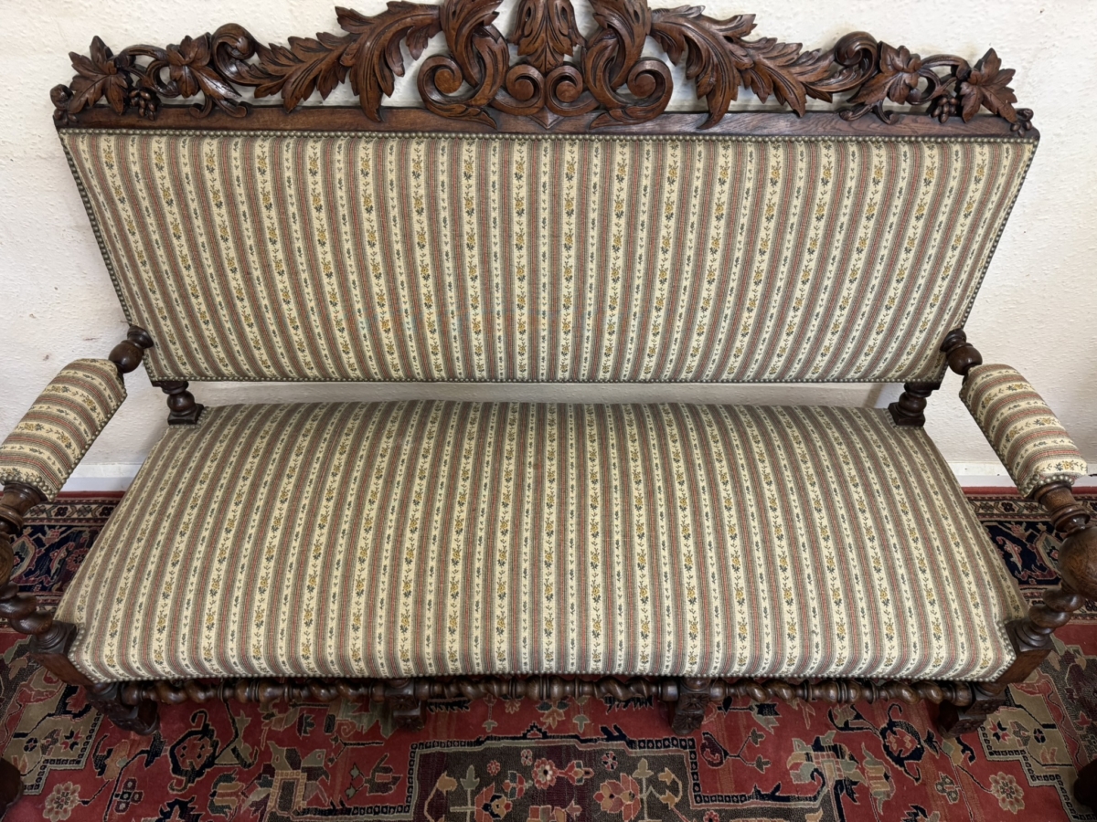 QUALITY ANTIQUE FRENCH CARVED OAK SETTEE AND TWO MATCHING ARMCHAIRS CIRCA 1900 - Image 14