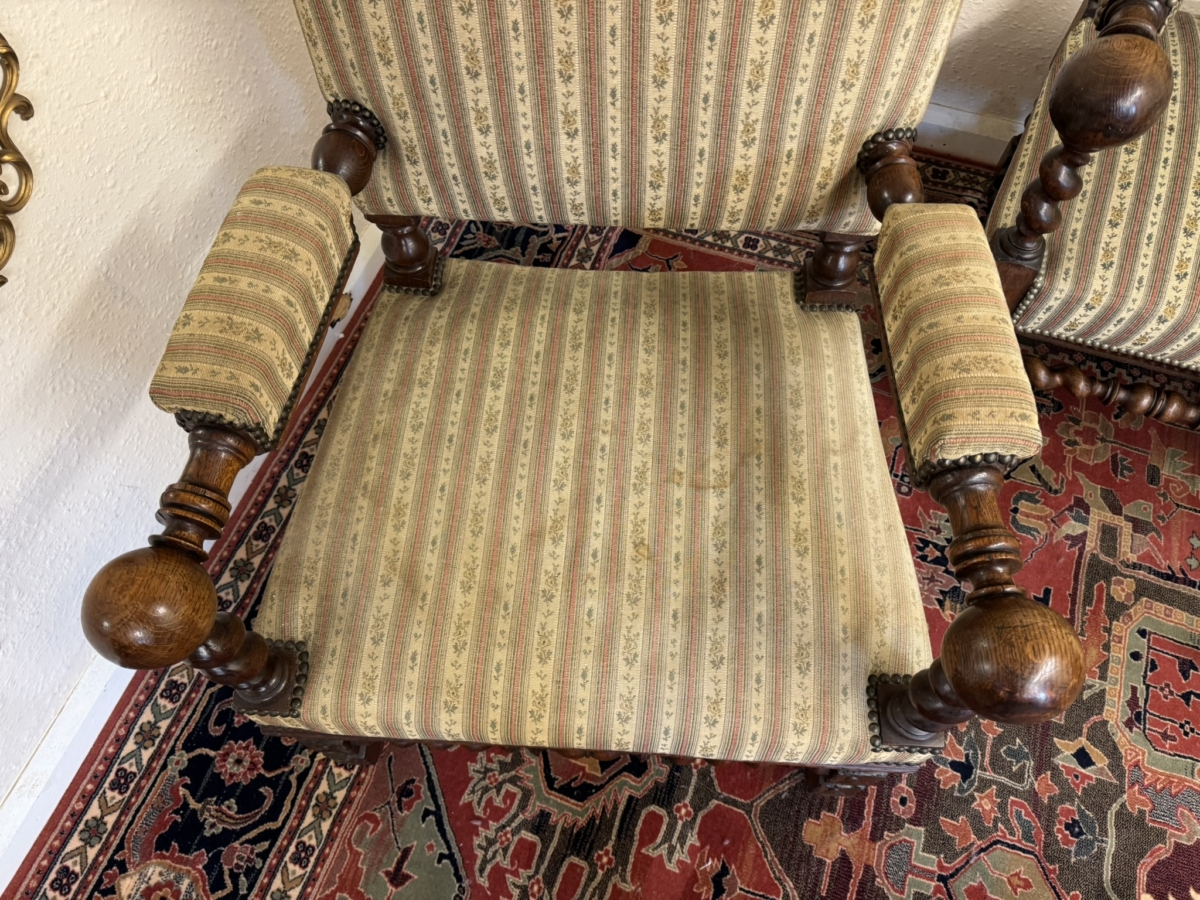 QUALITY ANTIQUE FRENCH CARVED OAK SETTEE AND TWO MATCHING ARMCHAIRS CIRCA 1900 - Image 15