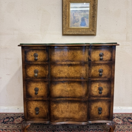 FANTASTIC QUALITY ANTIQUE WALNUT SEPENTINE SHAPED CHEST OF DRAWERS CIRCA 1920
