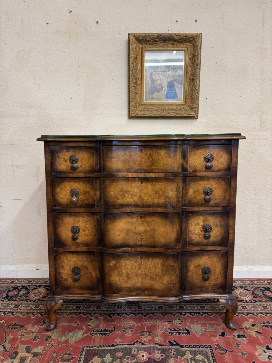 FANTASTIC QUALITY ANTIQUE WALNUT SEPENTINE SHAPED CHEST OF DRAWERS CIRCA 1920