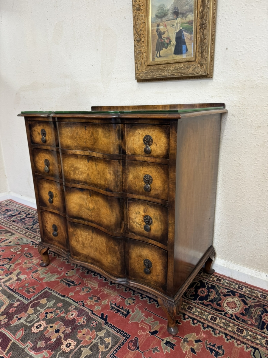 FANTASTIC QUALITY ANTIQUE WALNUT SEPENTINE SHAPED CHEST OF DRAWERS CIRCA 1920 - Image 2