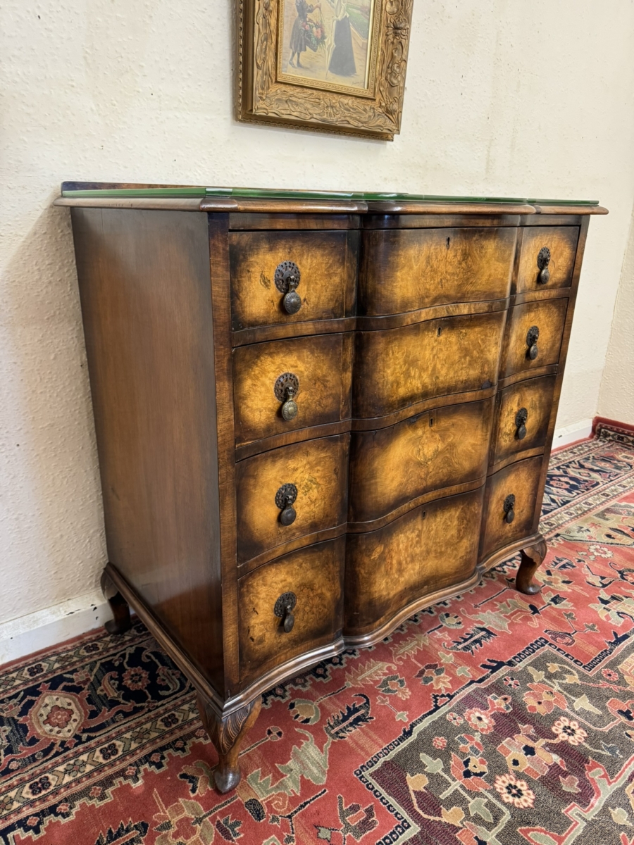 FANTASTIC QUALITY ANTIQUE WALNUT SEPENTINE SHAPED CHEST OF DRAWERS CIRCA 1920 - Image 3