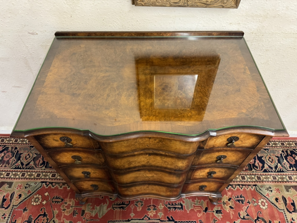 FANTASTIC QUALITY ANTIQUE WALNUT SEPENTINE SHAPED CHEST OF DRAWERS CIRCA 1920 - Image 4