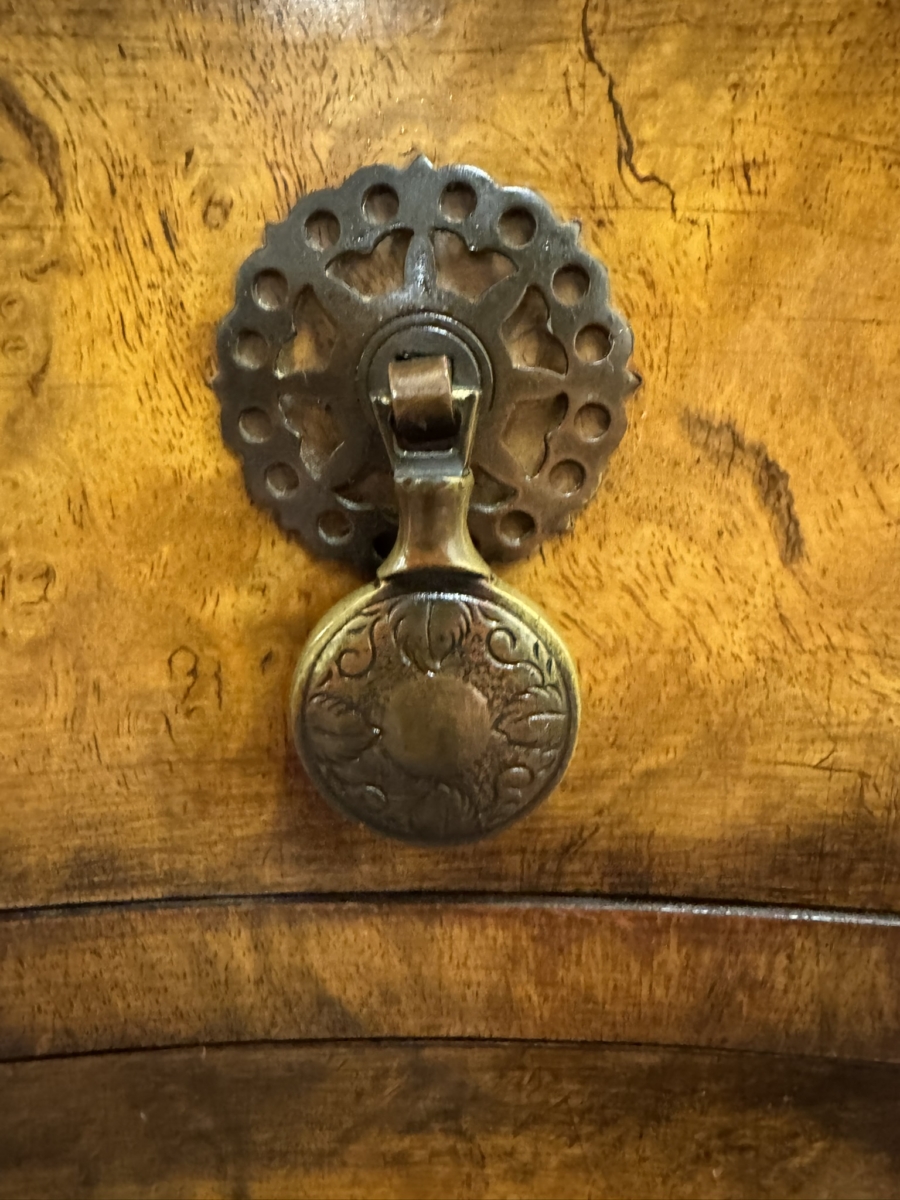 FANTASTIC QUALITY ANTIQUE WALNUT SEPENTINE SHAPED CHEST OF DRAWERS CIRCA 1920 - Image 6