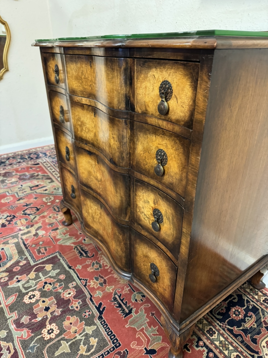 FANTASTIC QUALITY ANTIQUE WALNUT SEPENTINE SHAPED CHEST OF DRAWERS CIRCA 1920 - Image 8