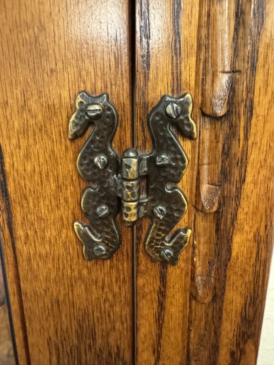 FANTASTIC QUALITY CARVED OAK JAYCEE GLAZED DISPLAY CABINET - Image 4