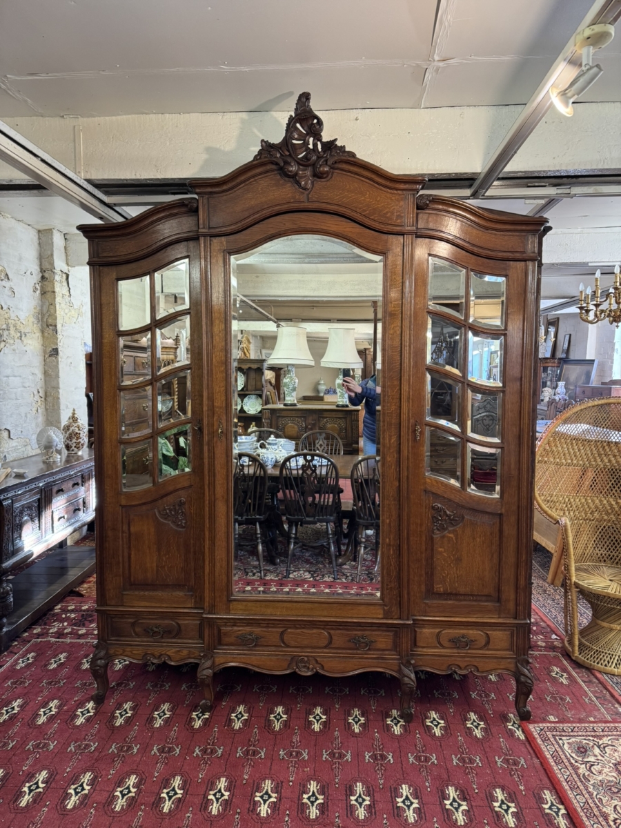 STUNNING ANTIQUE FRENCH CARVED OAK MIRRORED ARMOIRE/WARDROBE CIRCA 1880 - Image 2