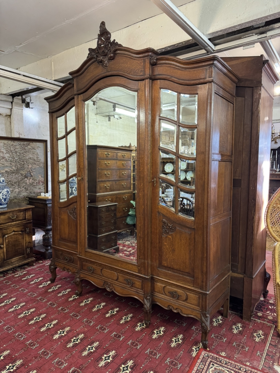 STUNNING ANTIQUE FRENCH CARVED OAK MIRRORED ARMOIRE/WARDROBE CIRCA 1880 - Image 3