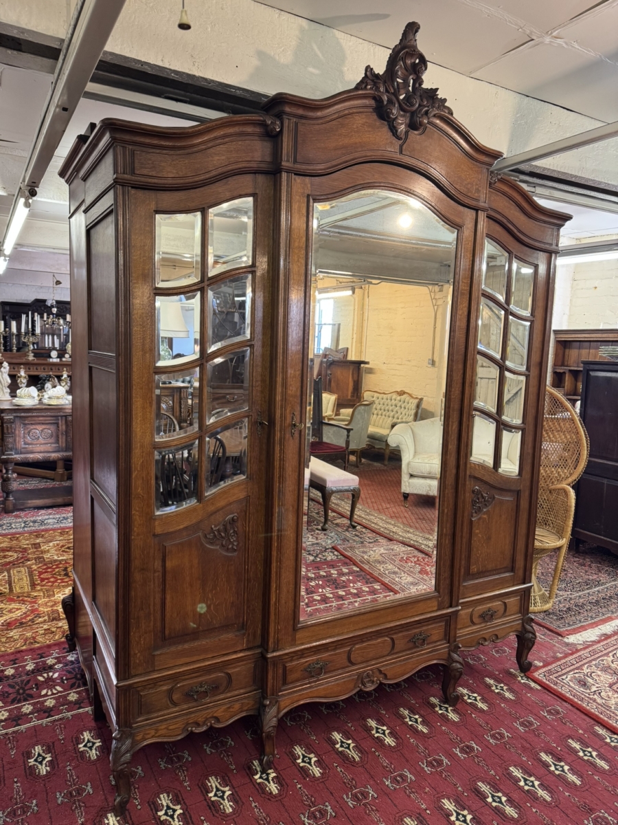 STUNNING ANTIQUE FRENCH CARVED OAK MIRRORED ARMOIRE/WARDROBE CIRCA 1880 - Image 4