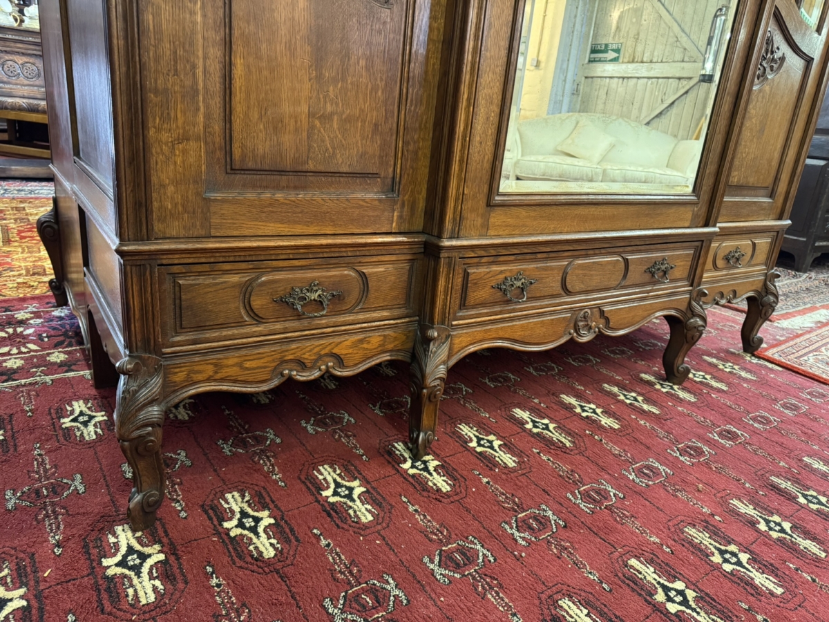 STUNNING ANTIQUE FRENCH CARVED OAK MIRRORED ARMOIRE/WARDROBE CIRCA 1880 - Image 5