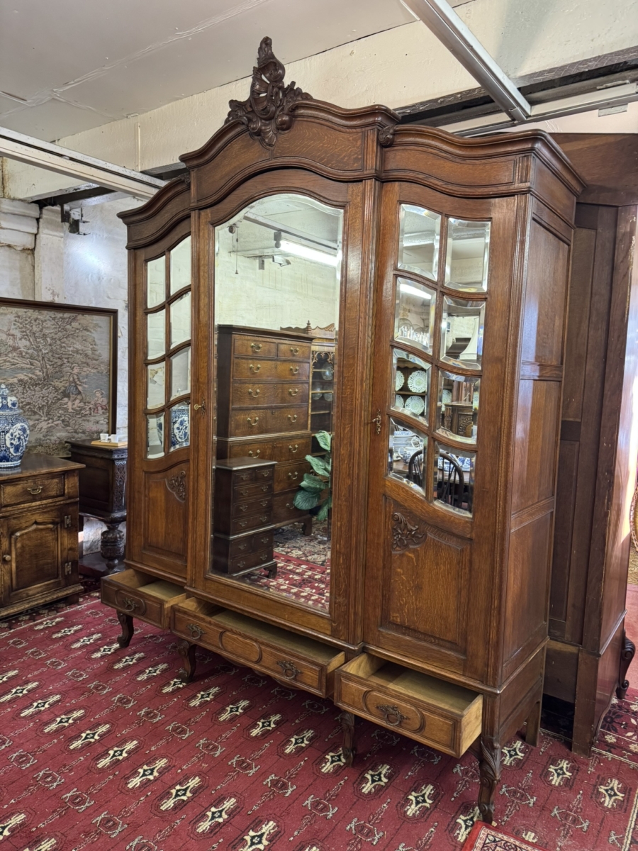 STUNNING ANTIQUE FRENCH CARVED OAK MIRRORED ARMOIRE/WARDROBE CIRCA 1880 - Image 9