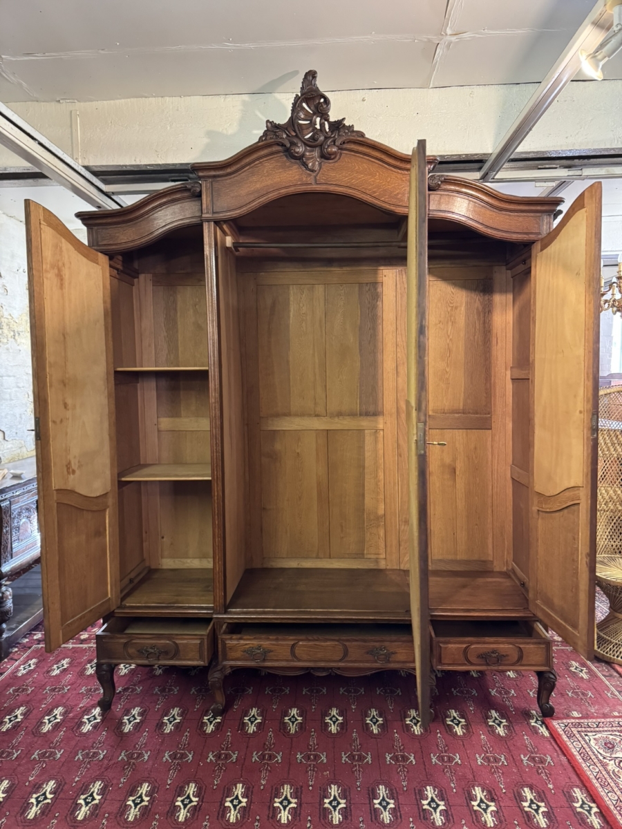 STUNNING ANTIQUE FRENCH CARVED OAK MIRRORED ARMOIRE/WARDROBE CIRCA 1880 - Image 10