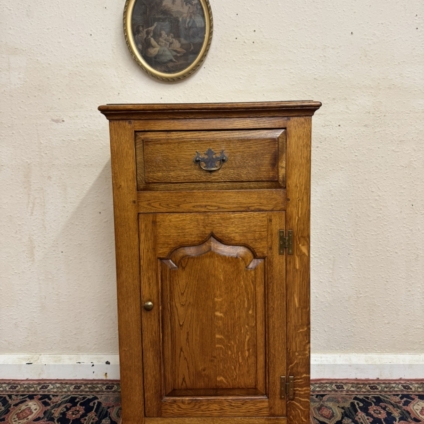 FABULOUS QUALITY OAK NEAT SIZED CUPBOARD /CABINET