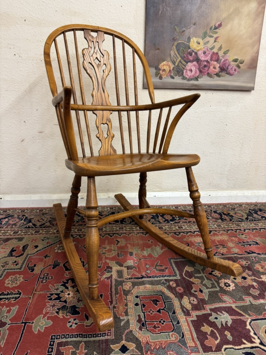 OUTSTANDING QUALITY OAK AND ELM WINDSOR ROCKING CHAIR (L) - Castle ...