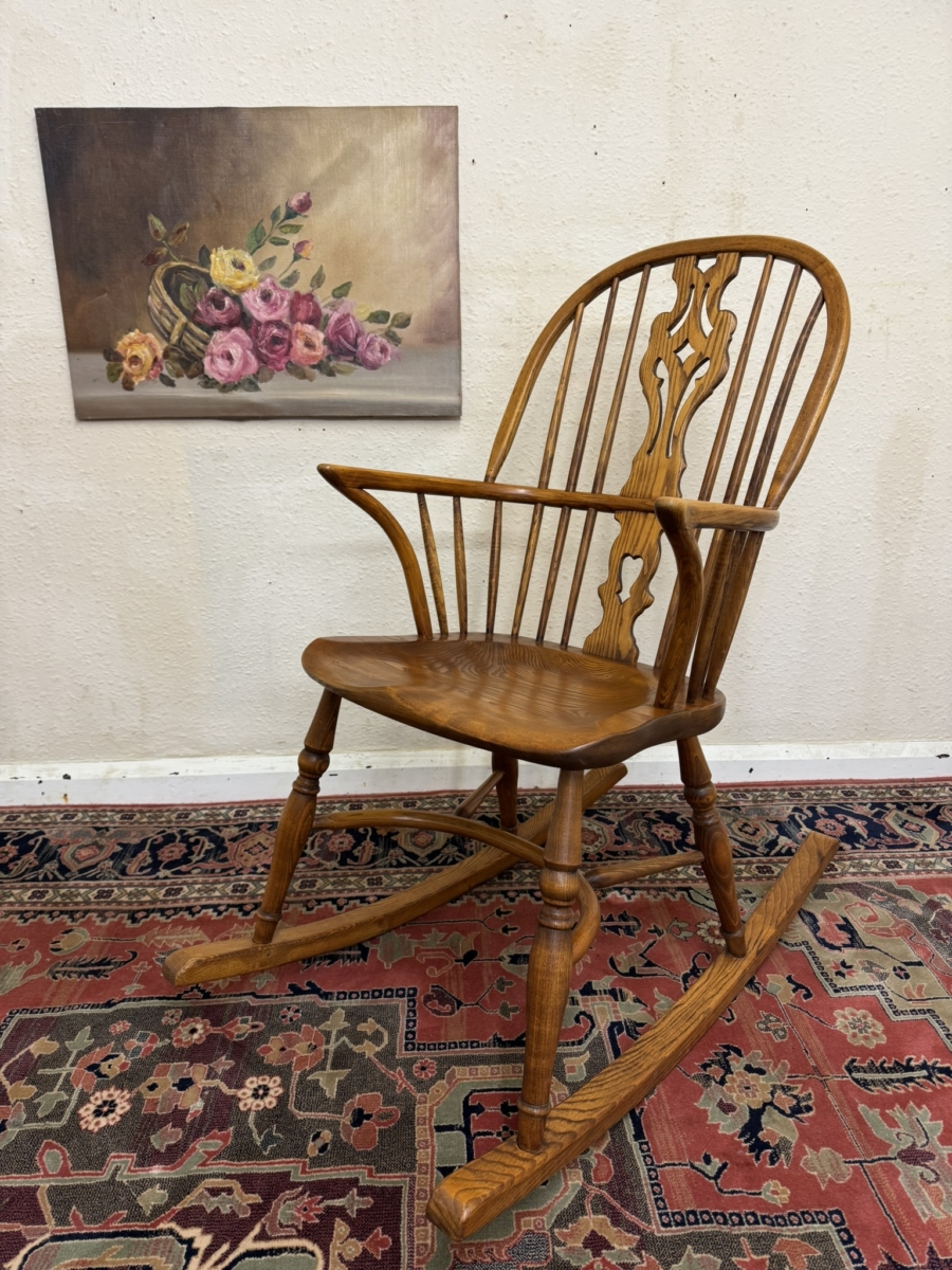 OUTSTANDING QUALITY OAK AND ELM WINDSOR ROCKING CHAIR