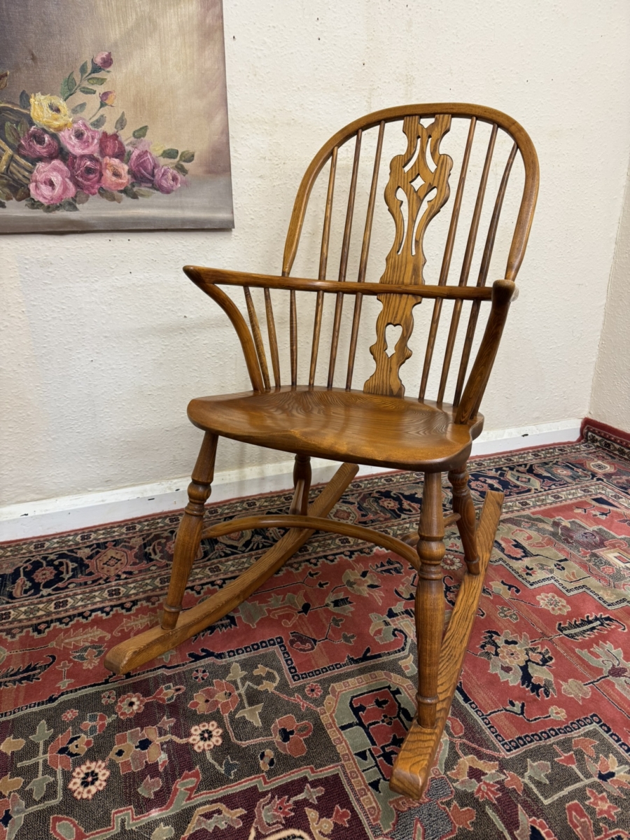 OUTSTANDING QUALITY OAK AND ELM WINDSOR ROCKING CHAIR - Image 2