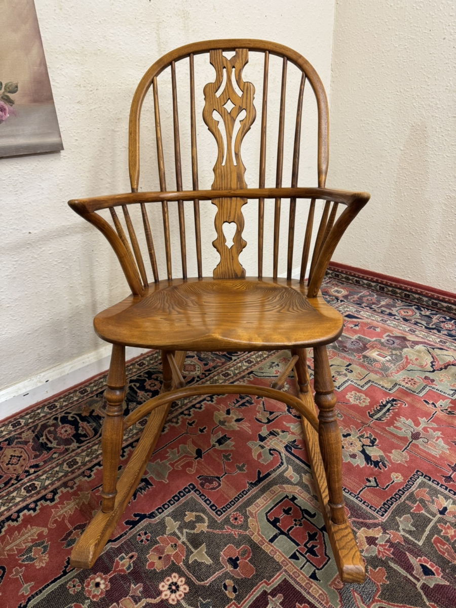 OUTSTANDING QUALITY OAK AND ELM WINDSOR ROCKING CHAIR - Image 3