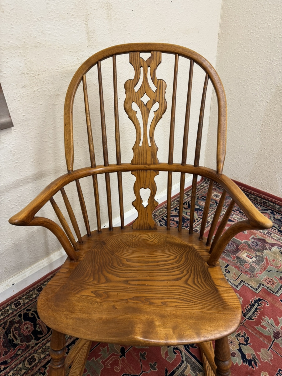 OUTSTANDING QUALITY OAK AND ELM WINDSOR ROCKING CHAIR - Image 4