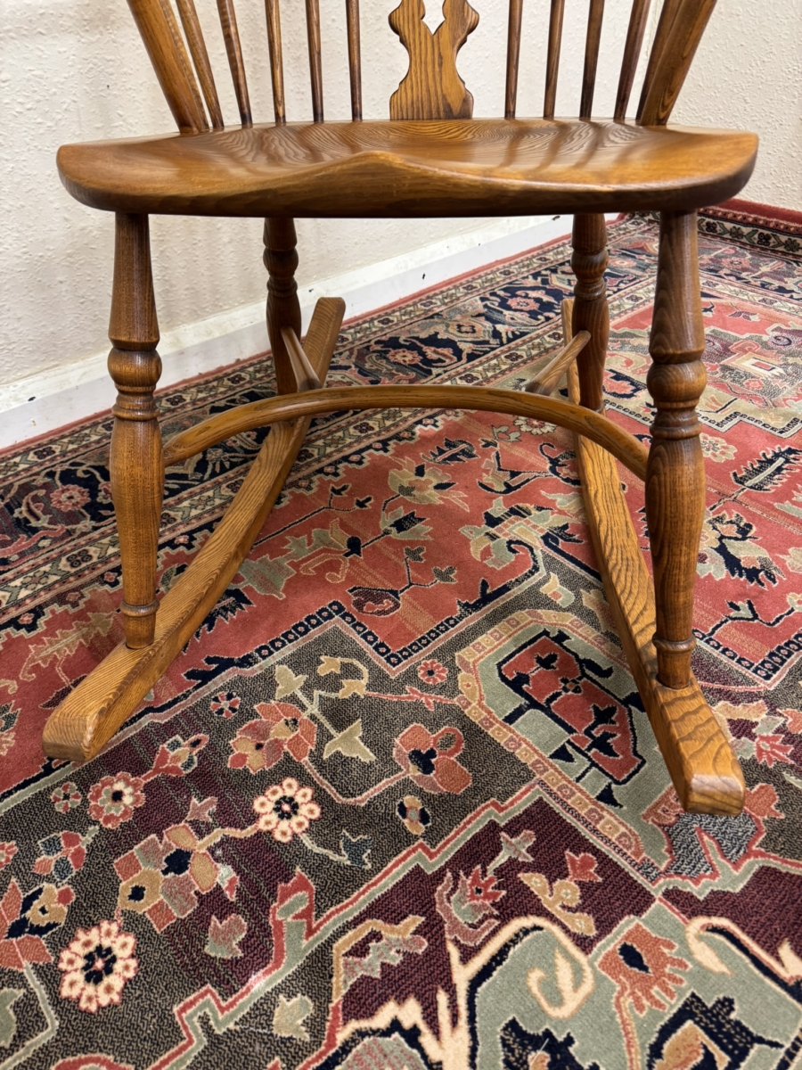 OUTSTANDING QUALITY OAK AND ELM WINDSOR ROCKING CHAIR - Image 5