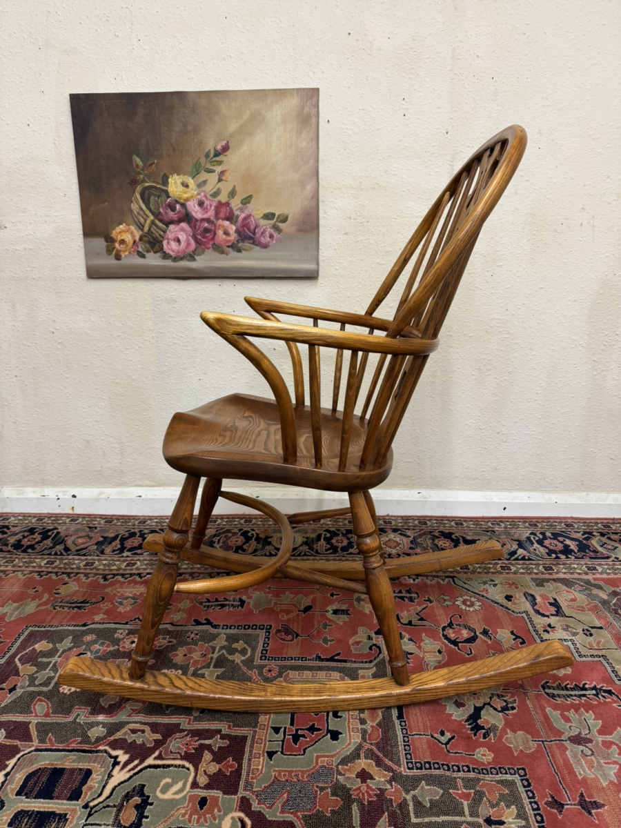 OUTSTANDING QUALITY OAK AND ELM WINDSOR ROCKING CHAIR - Image 6