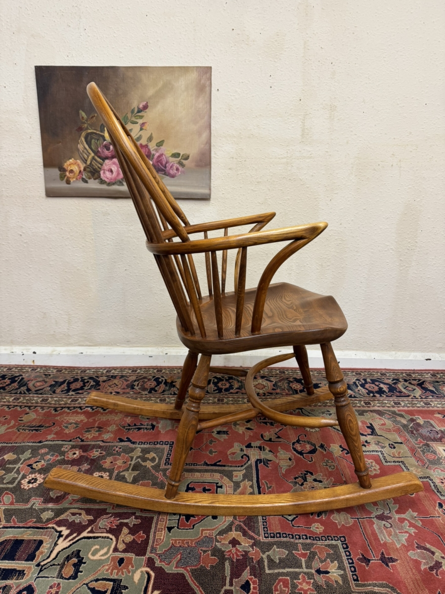 OUTSTANDING QUALITY OAK AND ELM WINDSOR ROCKING CHAIR - Image 8