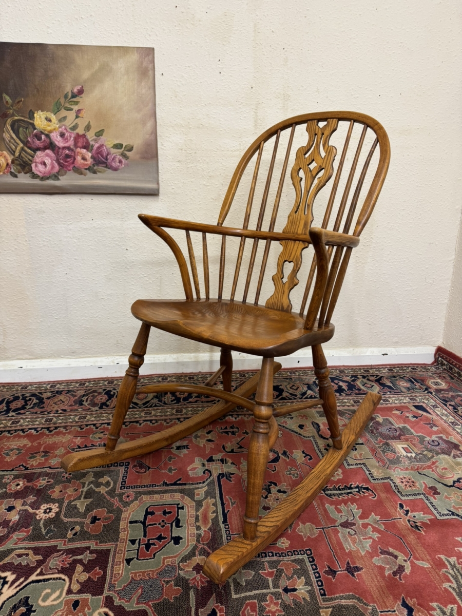 OUTSTANDING QUALITY OAK AND ELM WINDSOR ROCKING CHAIR - Image 9