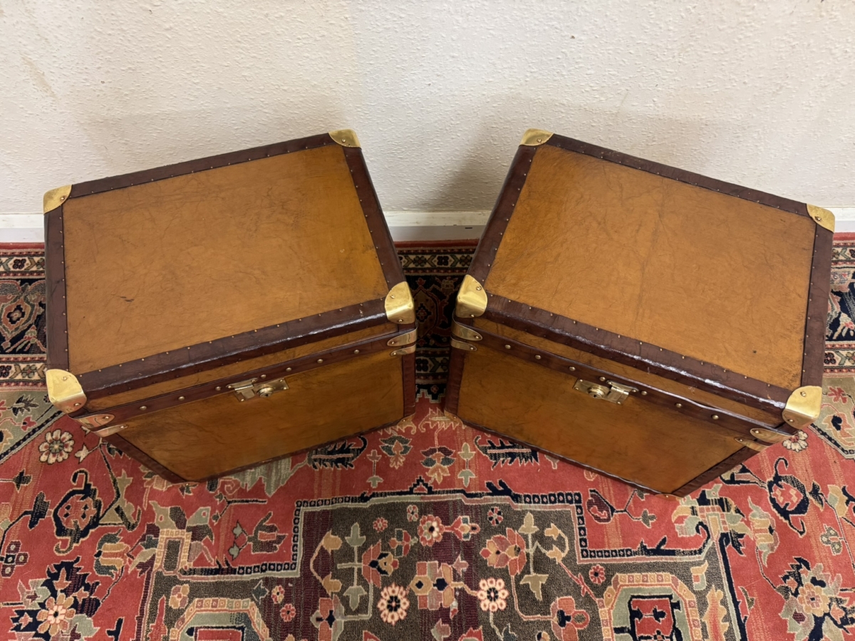 STUNNING PAIR OF TAN LEATHER AND BRASS END TABLES/BOXES/TRUNKS - Image 4