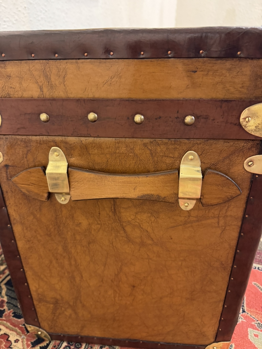STUNNING PAIR OF TAN LEATHER AND BRASS END TABLES/BOXES/TRUNKS - Image 6