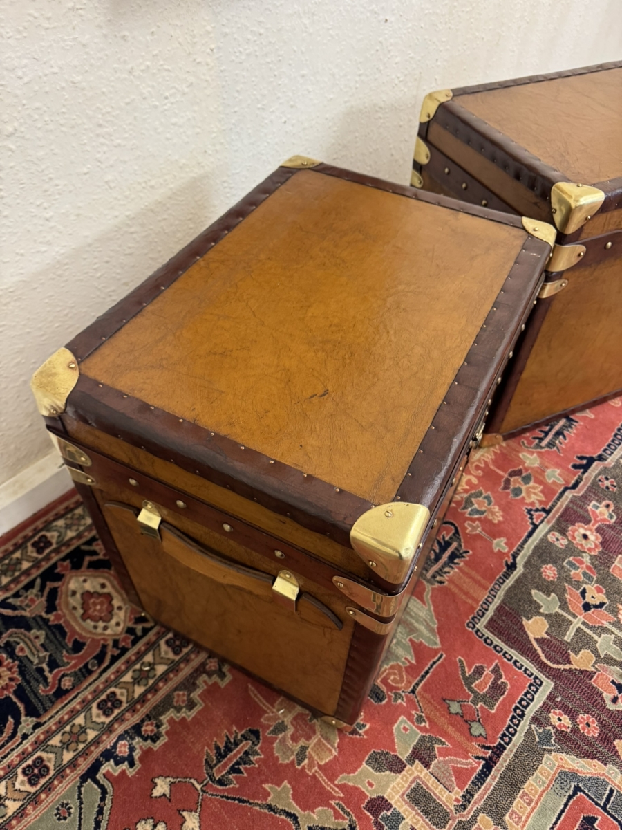 STUNNING PAIR OF TAN LEATHER AND BRASS END TABLES/BOXES/TRUNKS - Image 7