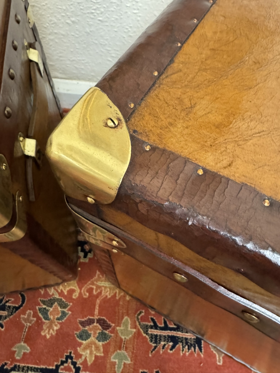 STUNNING PAIR OF TAN LEATHER AND BRASS END TABLES/BOXES/TRUNKS - Image 10
