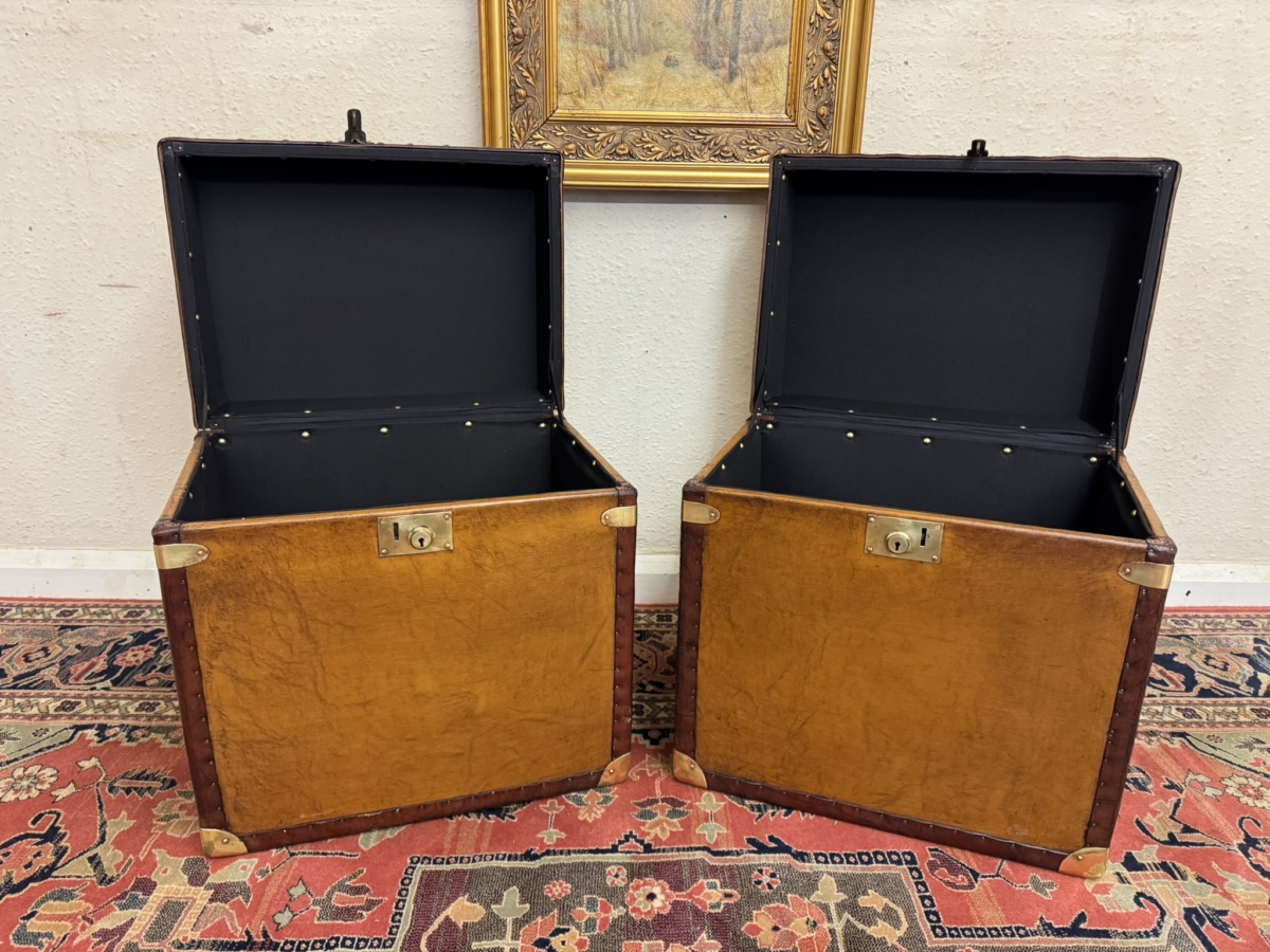 STUNNING PAIR OF TAN LEATHER AND BRASS END TABLES/BOXES/TRUNKS - Image 11