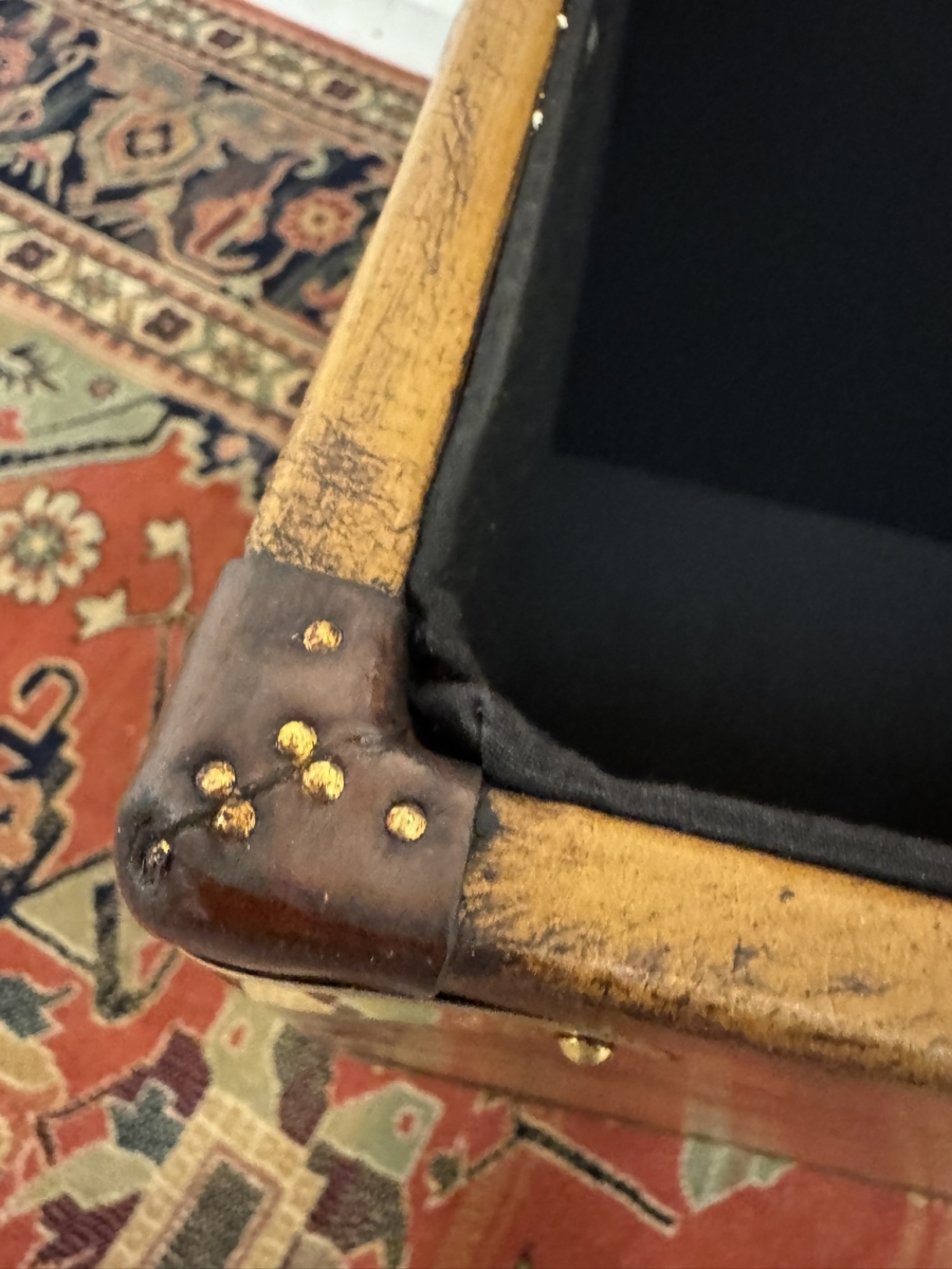 STUNNING PAIR OF TAN LEATHER AND BRASS END TABLES/BOXES/TRUNKS - Image 13