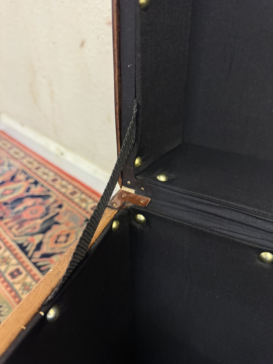 STUNNING PAIR OF TAN LEATHER AND BRASS END TABLES/BOXES/TRUNKS - Image 14