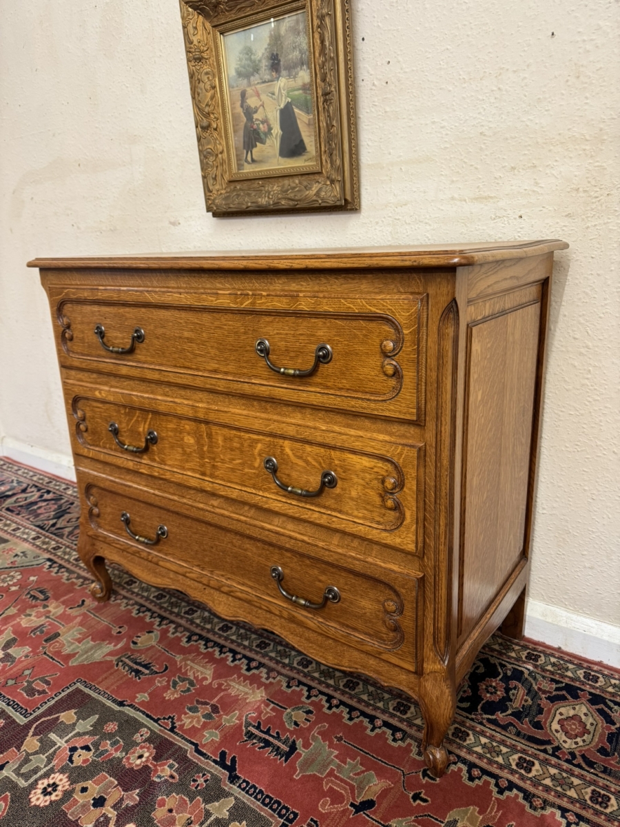 FANTASTIC QUALITY FRENCH CARVED OAK CHEST OF THREE DRAWERS CIRCA 1940 - Image 2