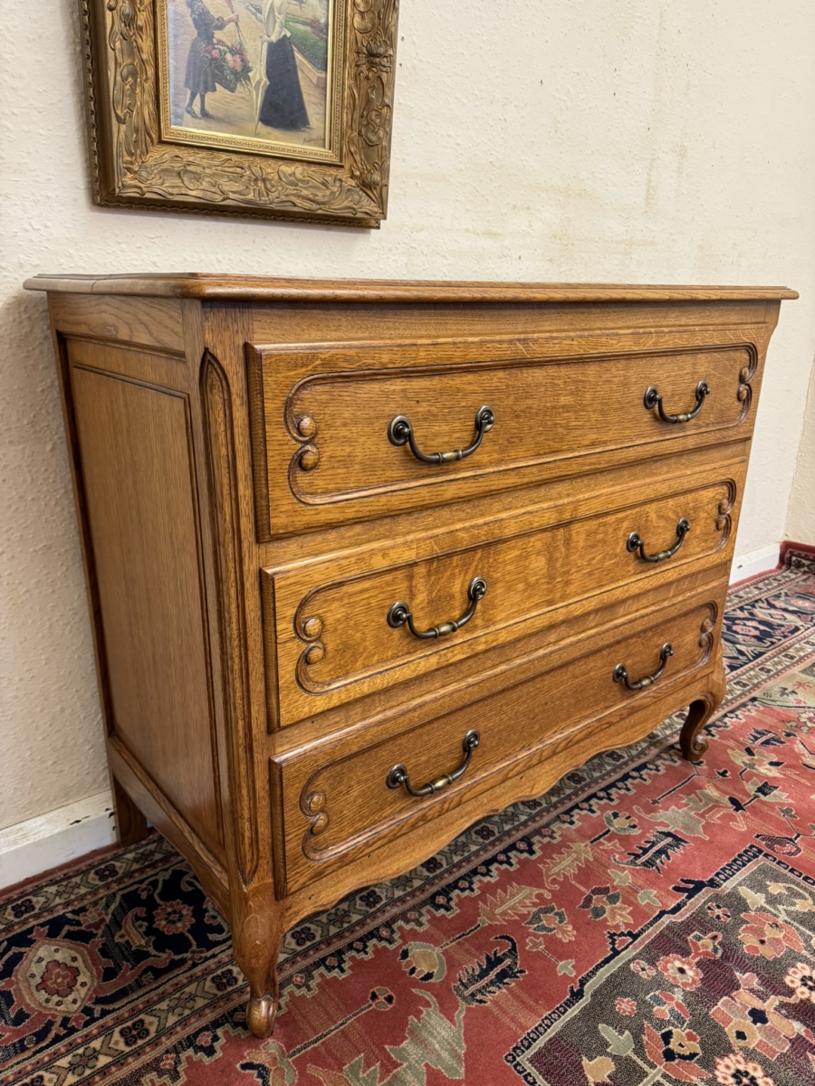 FANTASTIC QUALITY FRENCH CARVED OAK CHEST OF THREE DRAWERS CIRCA 1940 - Image 3