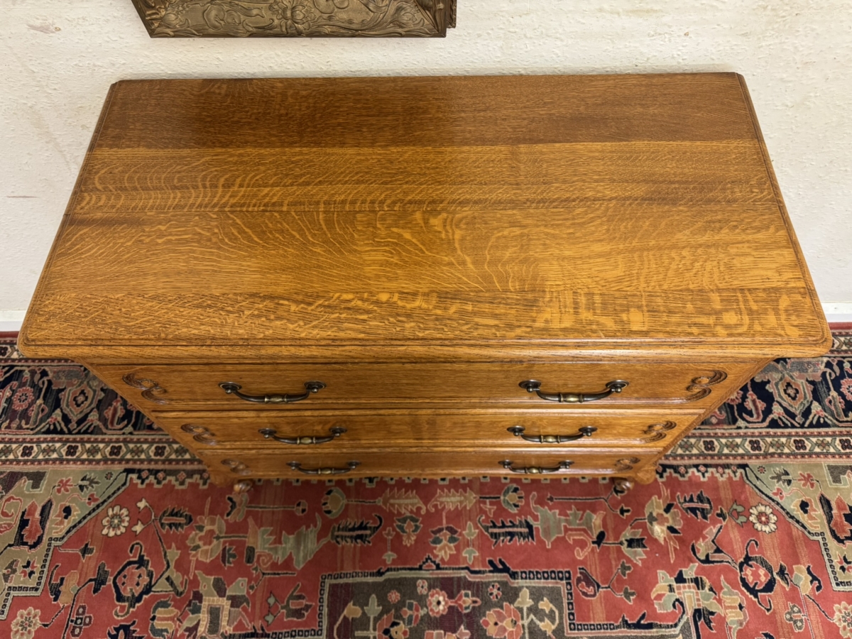 FANTASTIC QUALITY FRENCH CARVED OAK CHEST OF THREE DRAWERS CIRCA 1940 - Image 4