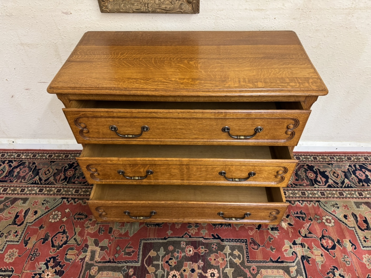FANTASTIC QUALITY FRENCH CARVED OAK CHEST OF THREE DRAWERS CIRCA 1940 - Image 5