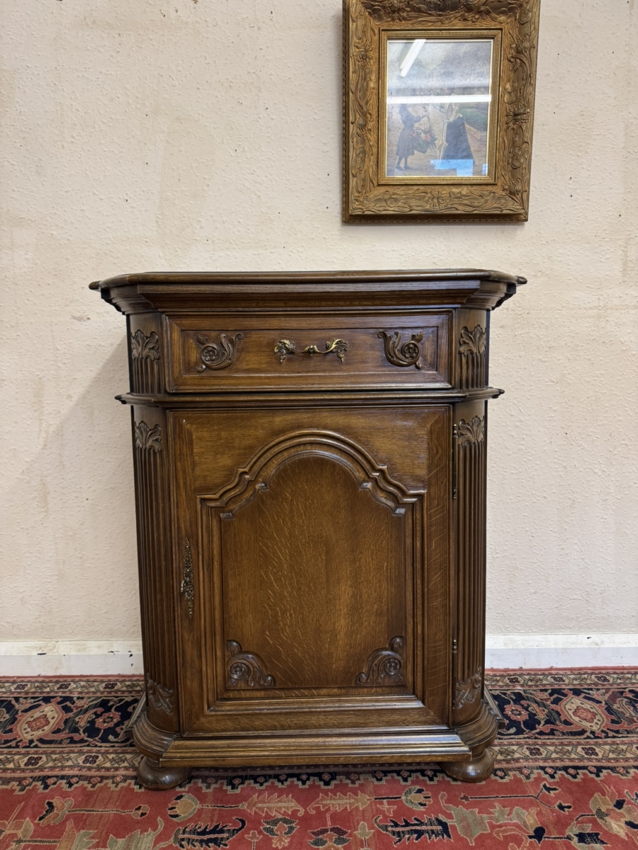 OUTSTANDING QUALITY CARVED OAK NEST SIZED CUPBOARD/CABINET