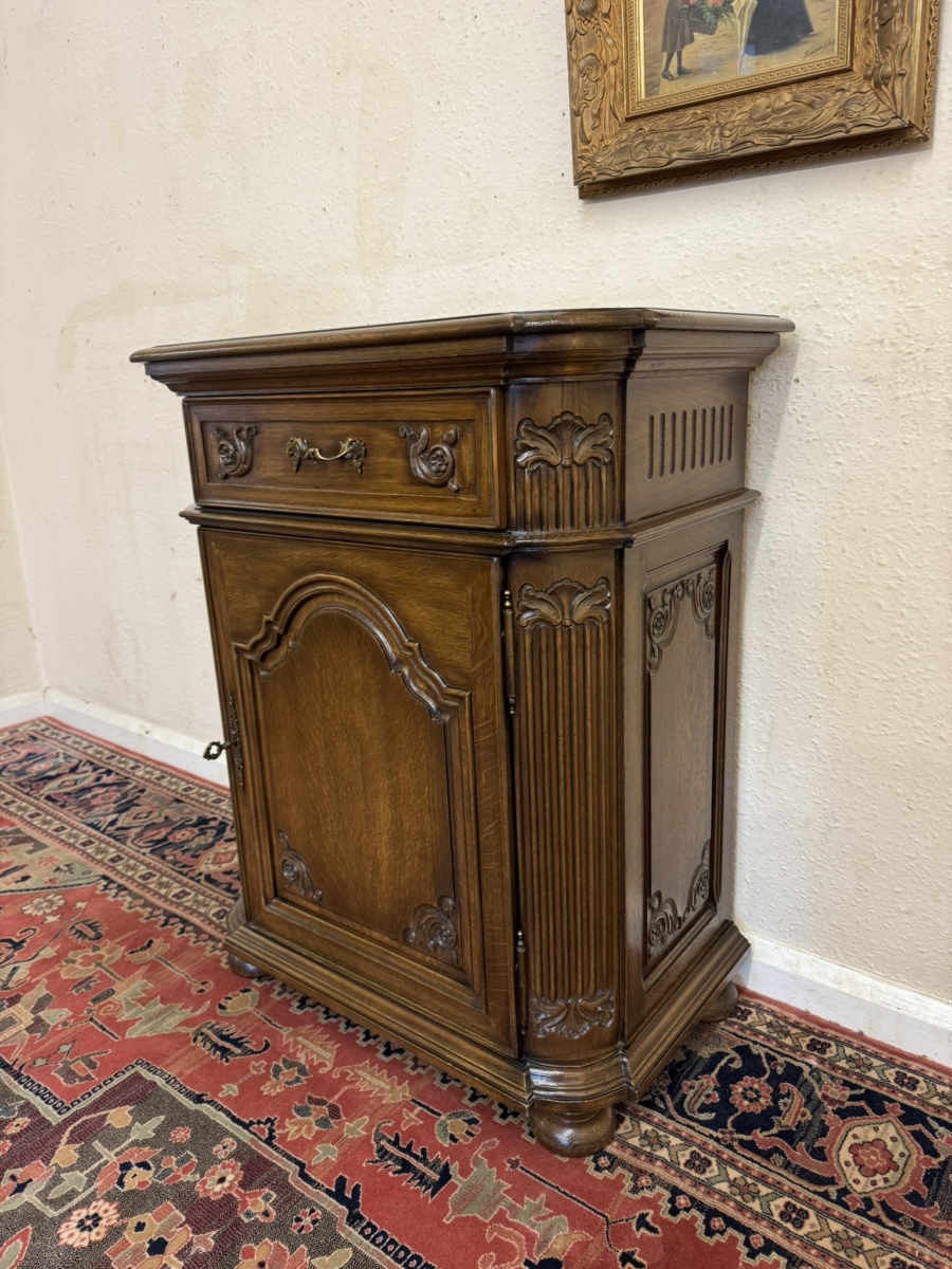 OUTSTANDING QUALITY CARVED OAK NEST SIZED CUPBOARD/CABINET - Image 2